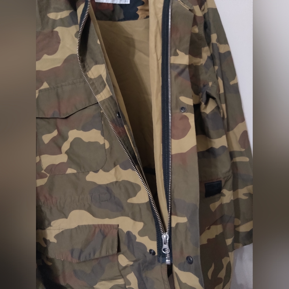 MEN'S Herschel Supply Co. Field Woodland Camo Rain Jacket size MEDIUM - Picture 6 of 12